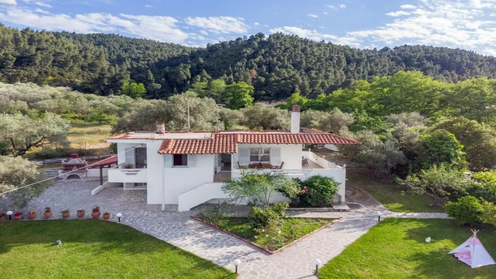 M&M Villas garden and estate overview